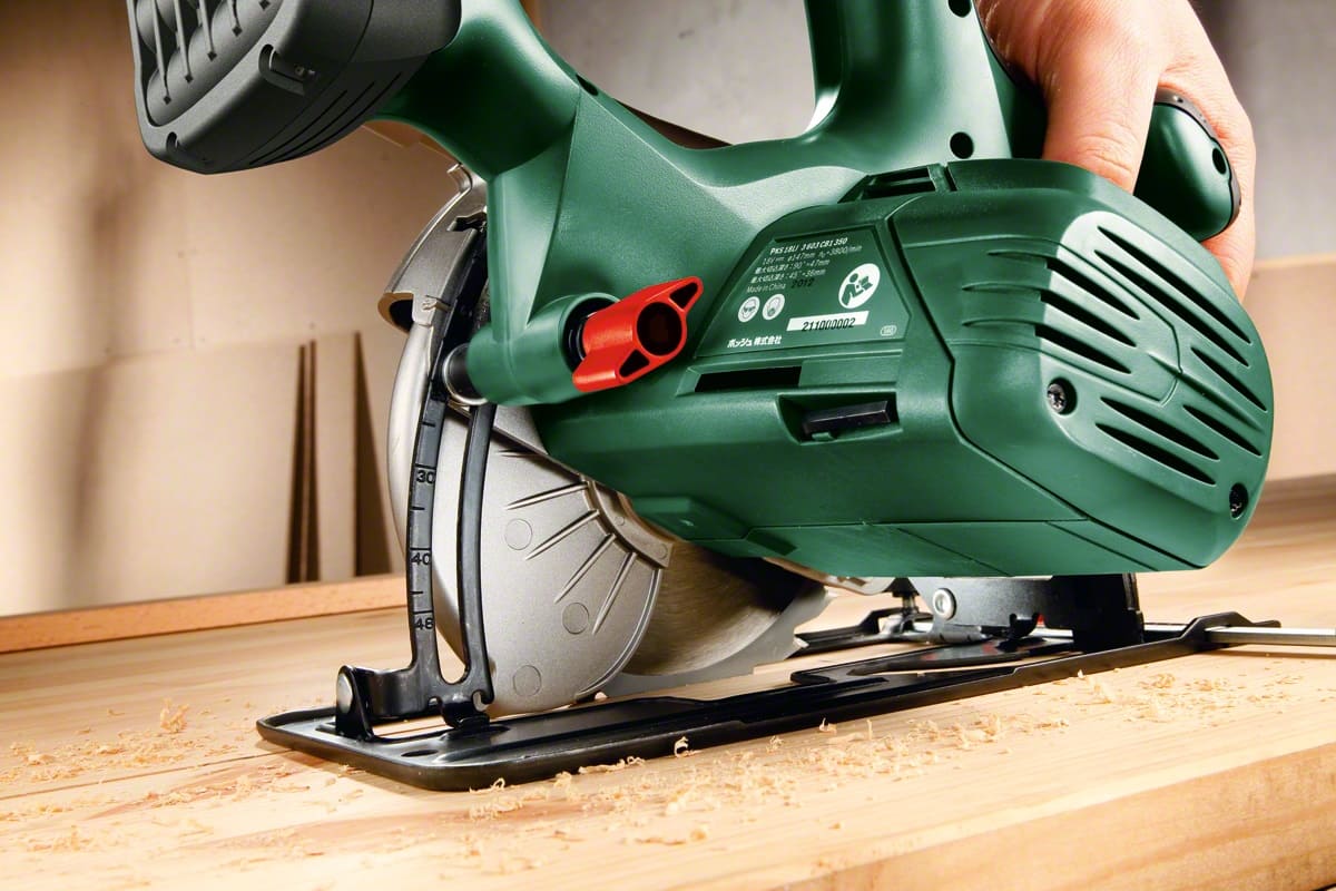 Пила Дисковая Bosch PKS 18, АКБ, Li-Ion 18V, 2А*ч, 1 шт., 3 800 Об/мин, Диск 150мм, Пропил макс. 48 мм., 2,6  кг, .